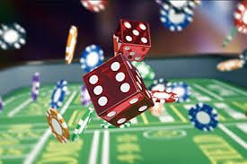 Aplikasi mobile parisklub login menampilkan meja roulette dengan panel live chat yang dapat ditarik di bagian bawah layar